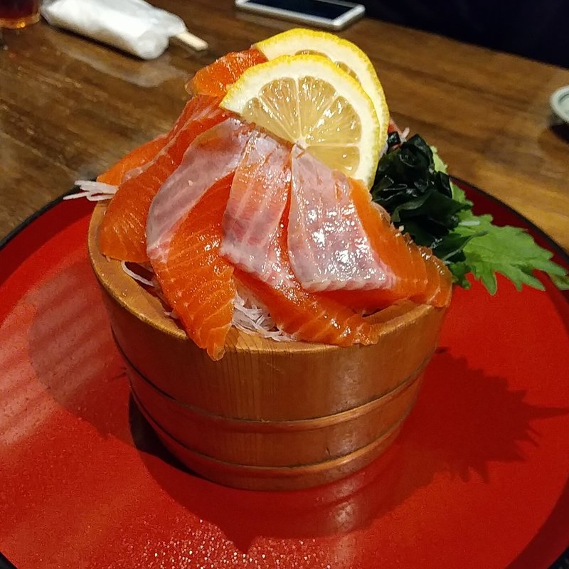 完熟屋 - 甲斐サーモン桶盛り